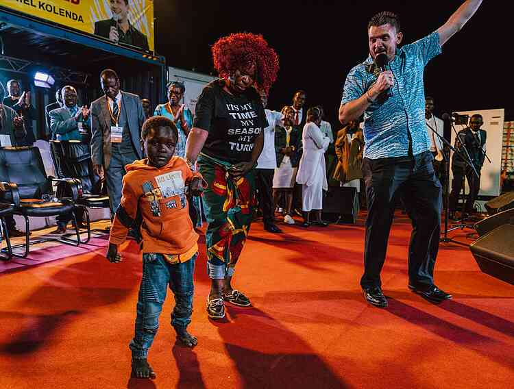 Tento sedmiletý invalidní chlapec se poprvé v životě postavil a chodil! Na podium ho přivedla jeho teta, se kterou byl na kampani, a svědčila o Boží moci, která v těle chlapce vykonala tvořivý zázrak.
