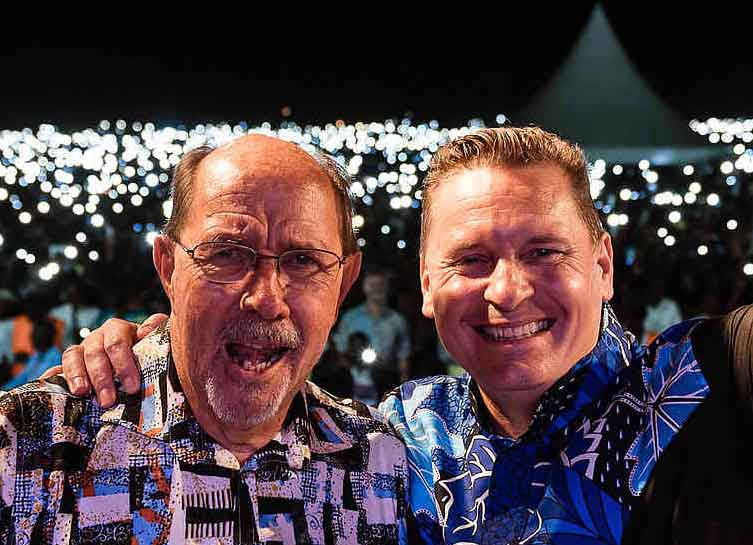 L’évangéliste Randy Roberts avec Peter Vandenberg, le vice-président de CfaN