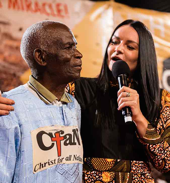 L’évangéliste Evelina Smane a raconté comment elle a rencontré Chipanama, un pasteur.