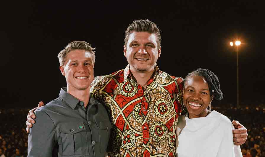 Les évangélistes Braidwood Rathbone et Dr. Roselyne Aaron avec Daniel Kolenda