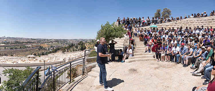 Paul Maurer prêche sur le Mont des Oliviers