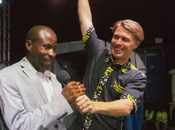 Un homme nommé Patrick, qui est sourd de l'oreille droite depuis sa naissance (depuis 40 ans).