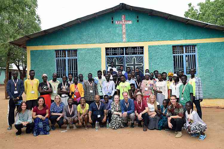 Místní křesťané z 13 kmenů přišli na Jesus Camp, kde přijali trénink k evangelizaci. Místní křesťané z 13 kmenů přišli na Jesus Camp, kde přijali trénink k evangelizaci.