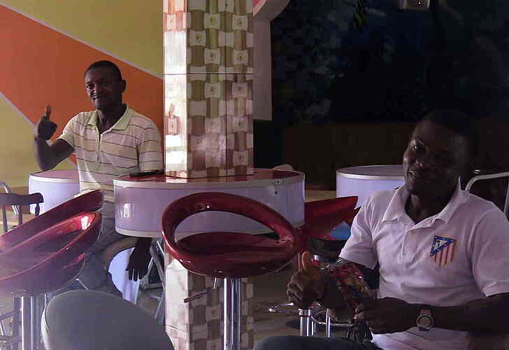 Long hours of waiting for the crew, preferably in the shade