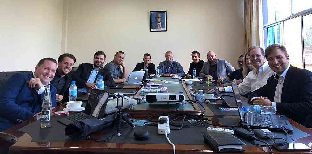 Spolu s řediteli kampaní máme v Tanzánii i osm absolventů Bootcampu, kteří zde pomáhají jako stážisté s plánováním a přípravami.