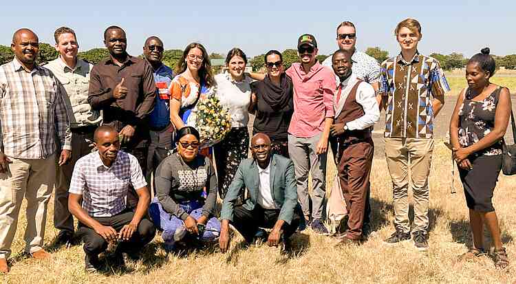 Jana Bielava mit dem Organisationsteam von Mongu 