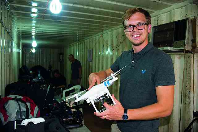 Julian prêt à lancer notre petit “drone africain” pour des prises aériennes spectaculaires.