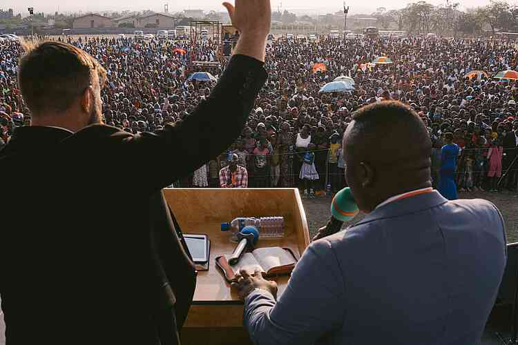 Evangelist Jacob Ebersole predigt in Burundi