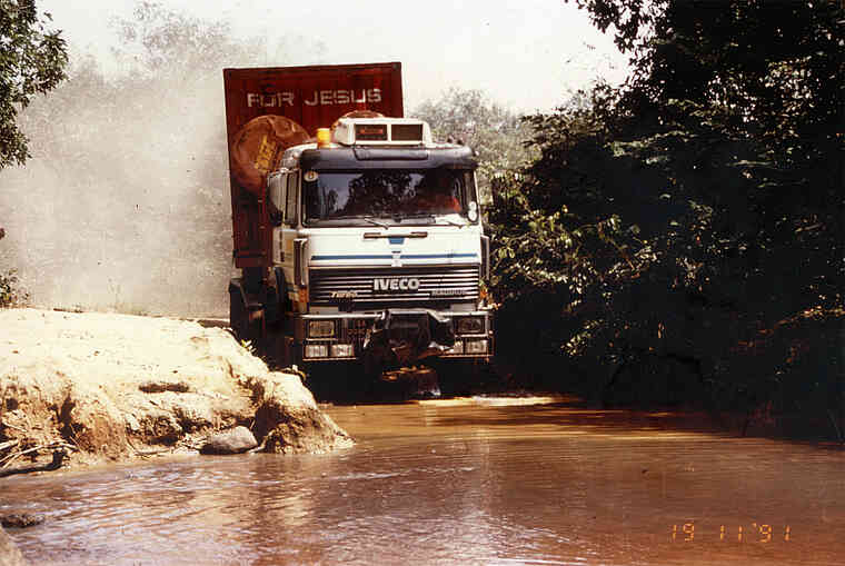 Durch den Regen werden viele afrikanische Straßen zu Flüssen. Auf dem Weg von Lagos nach Freetown in Sierra Leone, 1991.