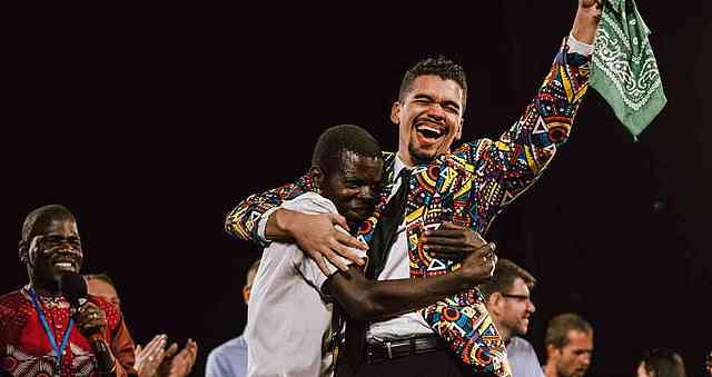 Un homme est venu à l’avant et a témoigné qu’il était aveugle depuis 2019, mais qu’il a reçu la guérison lors de la dernière soirée de la campagne !