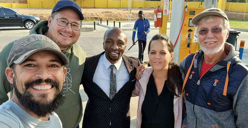 Když jsme plnili, přišli k nám Jana Bielava a Harrison Kiwone.