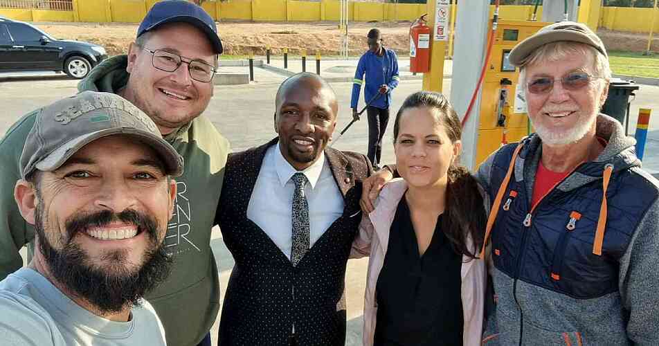 Alors que nous faisions le plein, Jana Bielava et Harrison Kiwone sont venus à notre rencontre. 