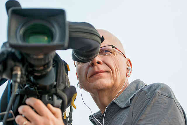 Peter, cameraman vidéo d’Allemagne en pleine action.