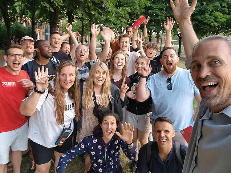 Evangelisten-Teams predigten in der ganzen Stadt das Evangelium. Wir sahen Heilungen und führten viele zu Jesus. 