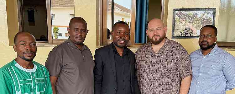 Denis Artyushevskiy, l'un de nos directeurs de campagne évangélique chez CfaN, et son équipe