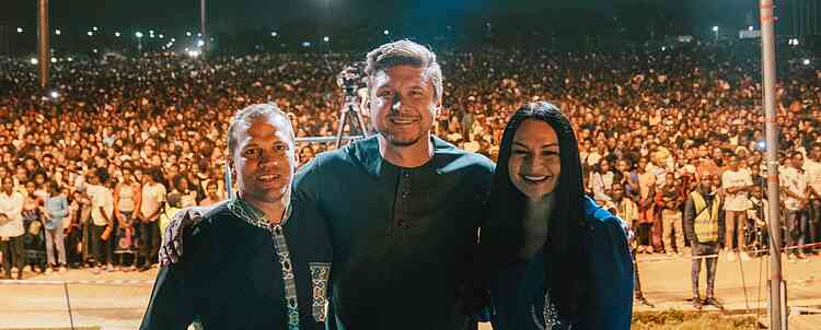 Les évangélistes Joe Turnbull, Daniel Kolenda et Evelina Smane