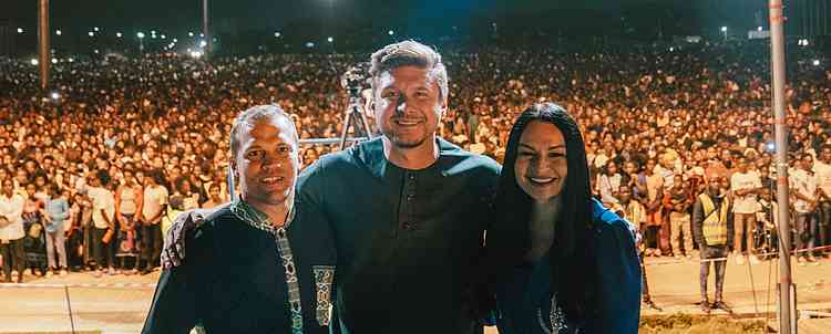Les évangélistes Joe Turnbull, Daniel Kolenda et Evelina Smane Les évangélistes Joe Turnbull, Daniel Kolenda et Evelina Smane