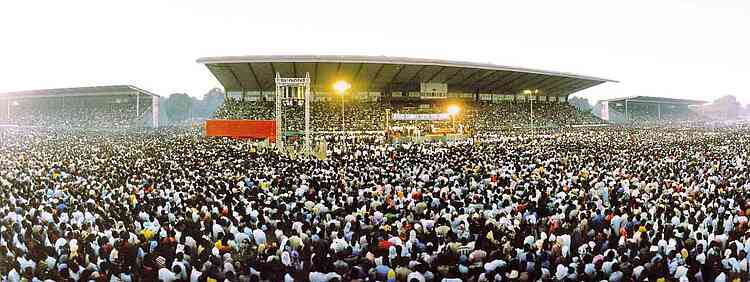 Die CfaN-Kampagne von 1990 in Kaduna, Nigeria, zog 500.000 Menschen an, die das Evangelium hören wollten.