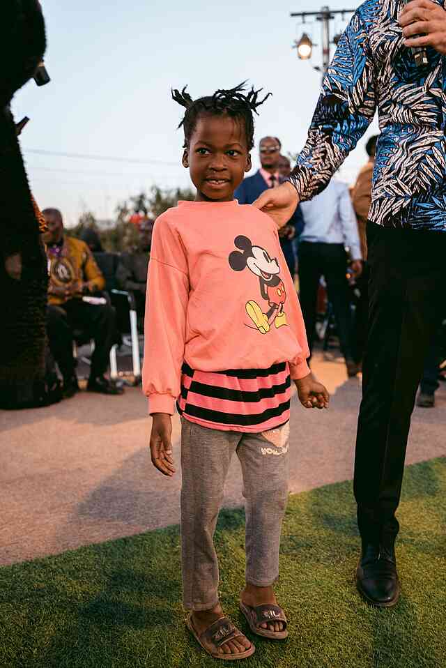 Cette petite fille est née avec une jambe tordue, mais sa maman a dit que c’était comme si quelqu’un était venu et avait redressé ses jambes.