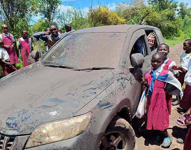 « Un jour, les routes étaient dans des conditions exécrables en raison de deux fortes tempêtes consécutives, et nous sommes restés coincés dans la boue. Nous avions hâte d’aller voir les enfants, alors nous avons décidé de nous rendre dans l’école locale à pied d’abord, et de nous occuper de la voiture plus tard. Il peut être très difficile de se déplacer, mais nous ne nous laissons pas arrêter ». – Eva