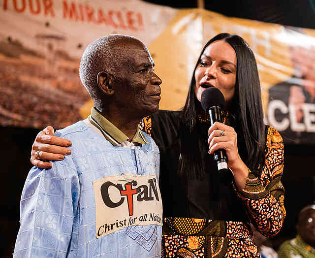 Řekl mi, že se jmenuje Chipanama a je pastorem. Vyprávěl, že když byl Reinhard Bonnke v roce 1981 v Zambii, pomáhal s organizací kampaně, která tehdy proběhla ještě ve žlutém stanu.