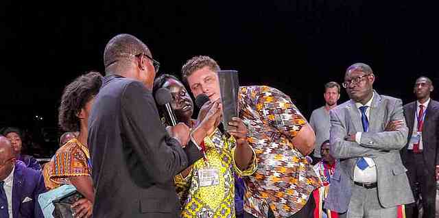 Guérie d’une maladie pulmonaire chronique, elle amena son médecin sur la plate-forme samedi soir pour confirmer sa guérison complète.