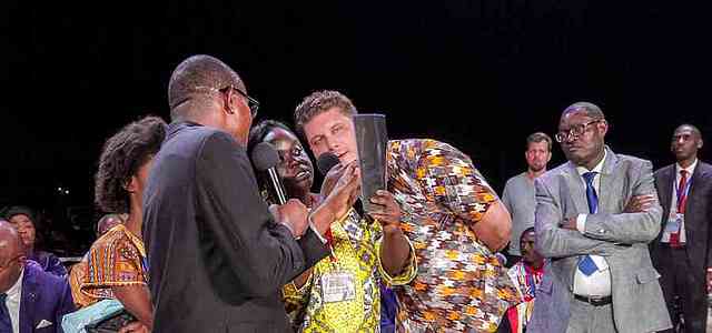 Sie wurde von einer seit Langem anhaltenden Lungenerkrankung geheilt und brachte in der Nacht zum Samstag ihren Arzt mit, der ihre Heilung bestätigte.