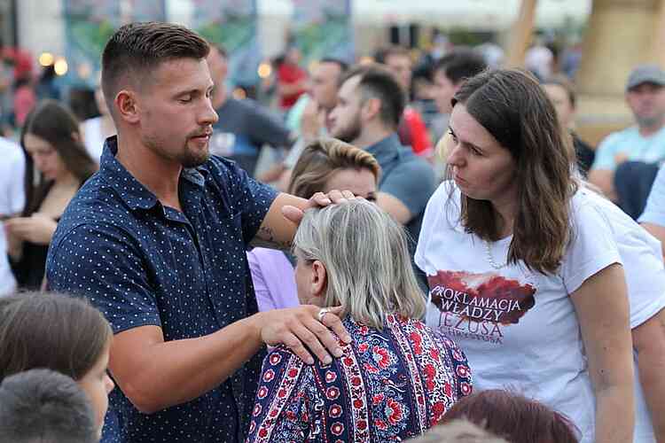 CfaN-Bootcamp-Absolvent Riese Bierlein betet hier in Krakau, Polen. Auch für eine Frau im Rollstuhl wurde gebetet. Sie wurde augenblicklich geheilt und begann zu tanzen und herumzulaufen.