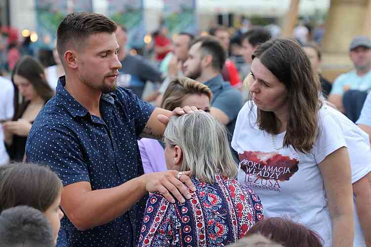 Riese Bierlein, diplômé du Bootcamp CfaN, a prié pour une femme en fauteuil roulant dimanche dernier à Cracovie, en Pologne. Elle a instantanément reçu sa guérison et s'est mise à danser et à courir partout.