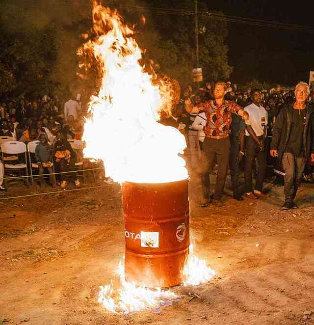 Vendredi soir : Prêchant la puissance de Dieu tandis que nous brûlons des tambours remplis d'objets de sorcellerie, invitant tous à témoigner de la puissance du sang de Jésus.