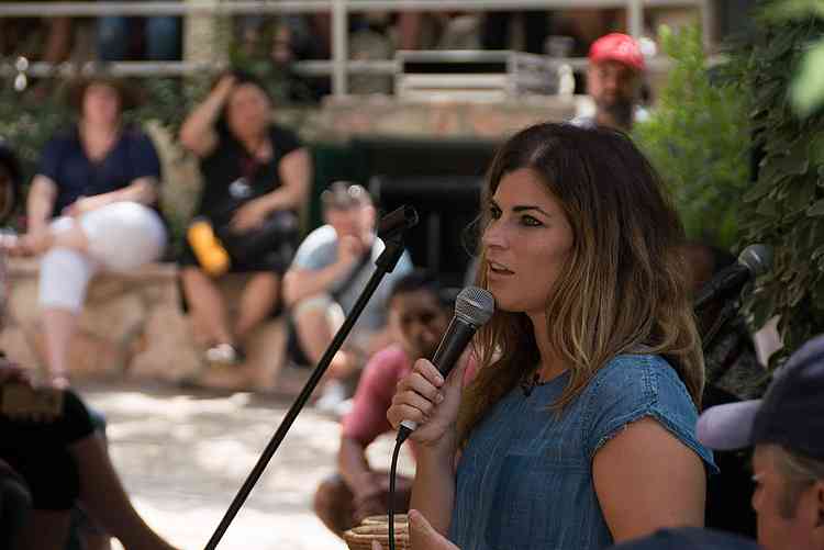 Jenny Kutz prêchant pendant la Sainte-Cène