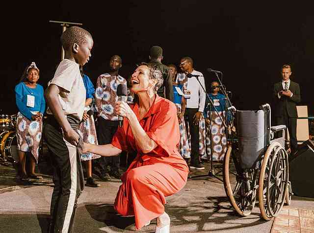 Aaron avait 10 ans et avant la campagne, il ne pouvait pas se tenir droit ou redresser sa main depuis 9 ans. 