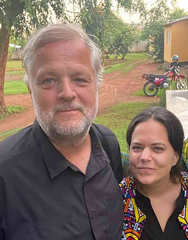 Bret Sipek (Evangelisationsdirektor) und Jana Bielava (Einsatzleitung) Bret Sipek (Evangelisationsdirektor) und Jana Bielava (Einsatzleitung)