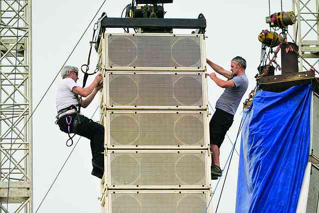 At work in dizzying heights on one of the sound towers.