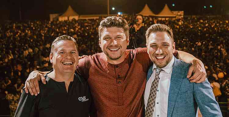 L'évangéliste Daniel Kolenda avec les évangélistes Randy Roberts et Lukas Repert à Chingola, en Zambie.