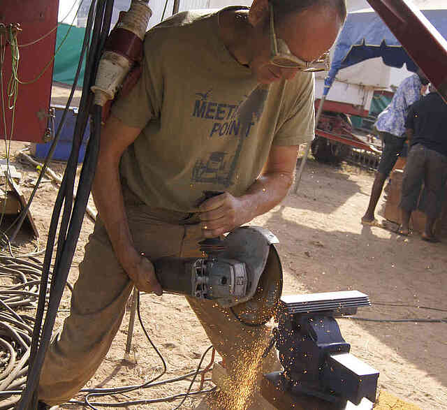 Der Aufbau der CfaN-Technik mitten irgendwo in Afrika ist immer schwere, staubige Arbeit