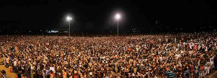 Voici la foule enthousiaste qui s’était rassemblée en Angola lors de la dernière campagne d’évangélisation ! L’Angola est prêt à accueillir l’Évangile.