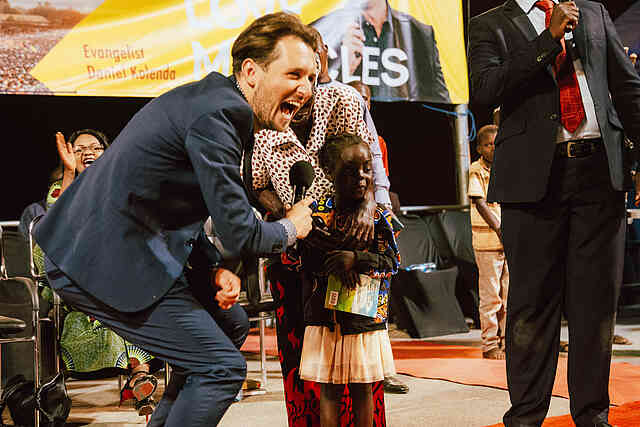 Lister was only 3 years old and was blind since birth. Her sight was restored, and Evangelist David celebrated the miracle-working power of God on stage! 