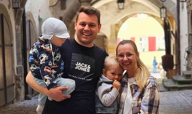 Benjamin und Tina mit ihren zwei Kindern Benjamin und Tina mit ihren zwei Kindern
