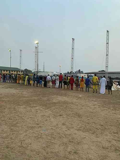 Fürbitte- und Gebetsteams der beteiligten Gemeinden sind rund um das Feld im Einsatz