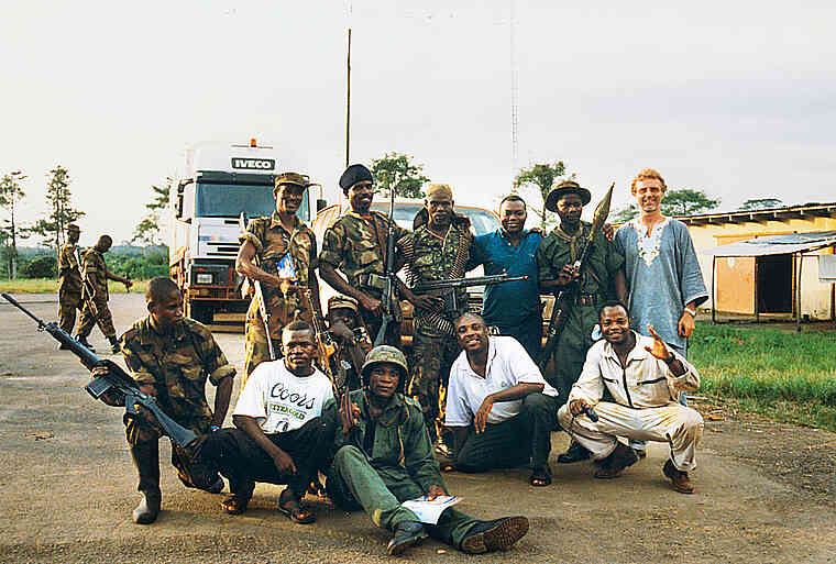 Eine Eskorte bewaffneter Soldaten beschützt den Konvoi auf der Fahrt durch das Rebellengebiet während des Bürgerkriegs in Sierra Leone.
