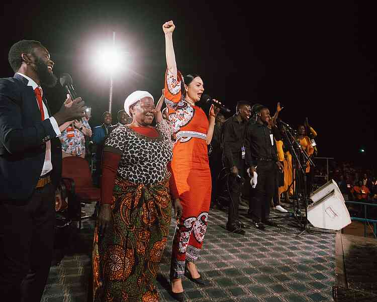 This woman had problems with both of her legs for many years, forcing her to walk very slowly. By the time she arrived at the campaign grounds, she felt very weak.