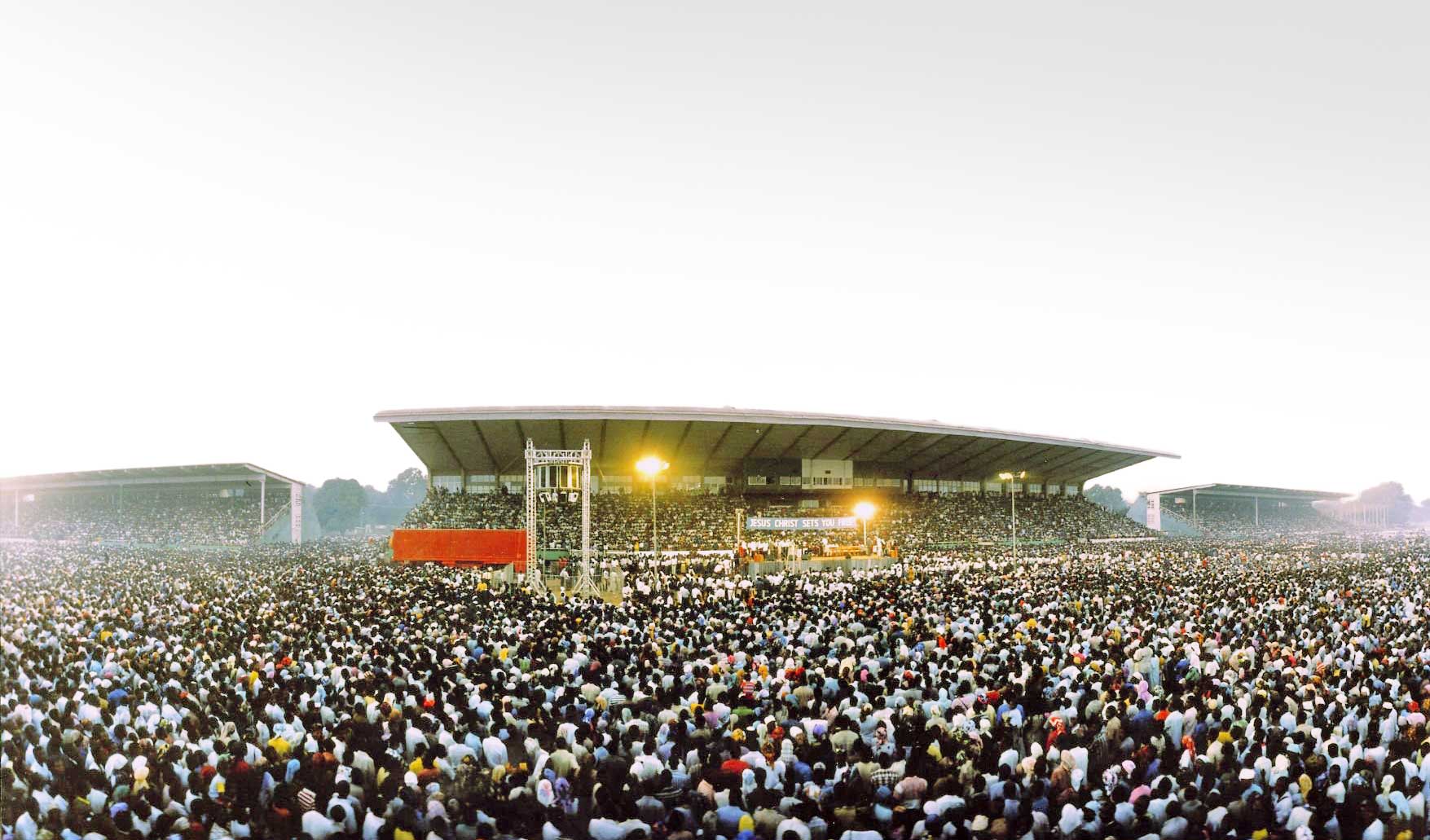 Die CfaN-Kampagne von 1990 in Kaduna, Nigeria, zog 500.000 Menschen an, die das Evangelium hören wollten.